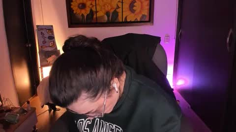 Snapshot of _peach__ chatting on 10-14-25, 03:18 violeta ig online show from 10-14-25, 03:18