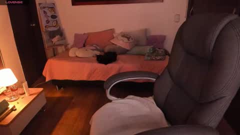 Snapshot of _peach__ chatting on 10-20-25, 03:40 violeta ig online show from 10-20-25, 03:40