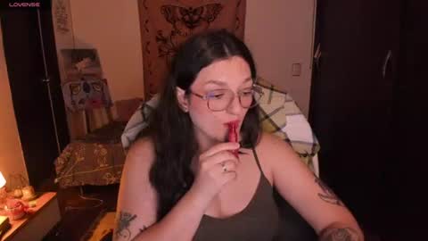 Snapshot of _peach__ chatting on 06-24-26, 02:54 violeta ig online show from 06-24-26, 02:54