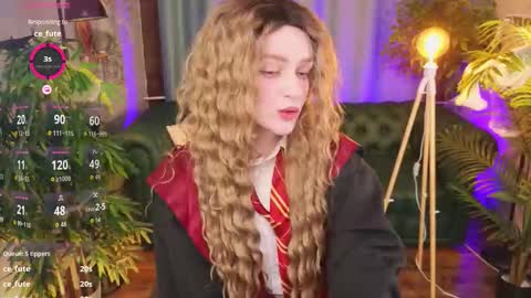 Snapshot of _pink_wassabi_ chatting on 10-31-25, 10:44 Maisie online show from 10-31-25, 10:44