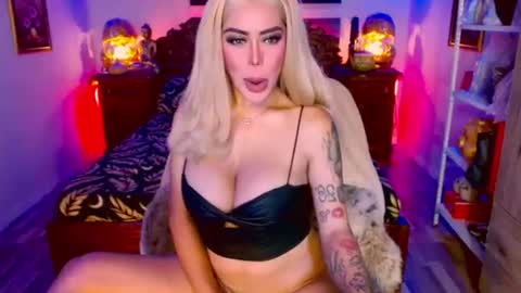 Snapshot of _queengoddess_ chatting on 07-07-26, 06:47 Hi my name is selinaim glad to meet everyone here online show from 07-07-26, 06:47
