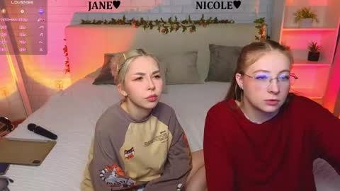 Merlizz Eva Jane Mila Nicole  left to right  online show from 04-28-26, 08:25