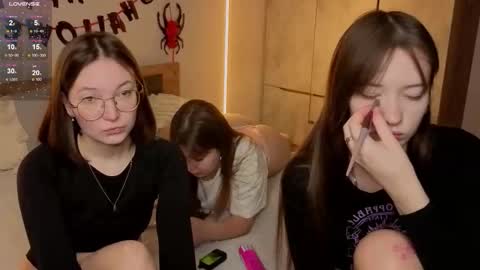 Snapshot of _reverse_gang_ chatting on 10-30-25, 02:35 LISSAPVT IS OPEN online show from 10-30-25, 02:35