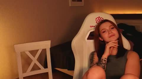 Snapshot of _reverse_gang_ chatting on 11-18-25, 02:32 LISSAPVT IS OPEN online show from 11-18-25, 02:32