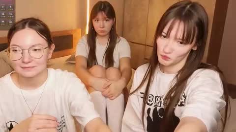 Snapshot of _reverse_gang_ chatting on 11-23-25, 04:40 LISSAPVT IS OPEN online show from 11-23-25, 04:40