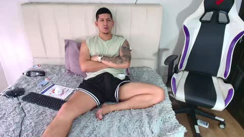 Roberto online show from 12-23-24, 01:03