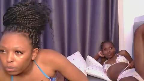 Snapshot of _roxxana chatting on 11-19-25, 06:08 Roxxana online show from 11-19-25, 06:08