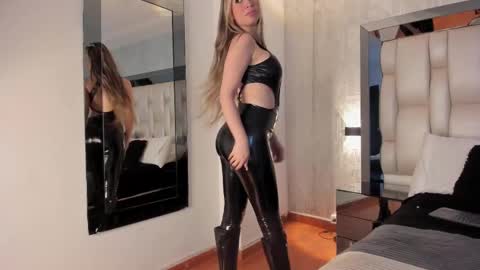 Snapshot of _saragarcia_ chatting on 02-20-25, 11:09 Sara online show from 02-20-25, 11:09