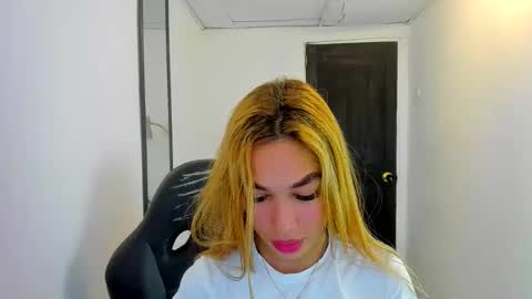 Snapshot of _scarlet_0 chatting on 05-23-26, 10:03 Valerie online show from 05-23-26, 10:03