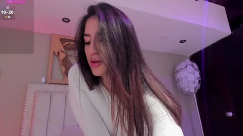 Snapshot of _sofia_cruz chatting on 01-08-25, 01:21 640 200 online show from 01-08-25, 01:21