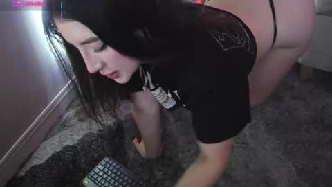 Snapshot of _sofia_cruz chatting on 11-18-25, 06:01 640 200 online show from 11-18-25, 06:01