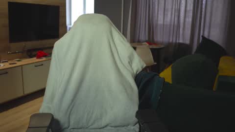 OLIVERpvt is open online show from 03-04-25, 12:01