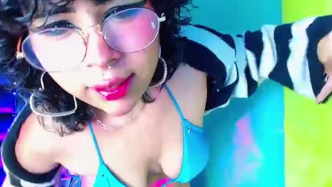 Snapshot of _sweet_kuromi chatting on 01-17-25, 05:11 Kuromi online show from 01-17-25, 05:11