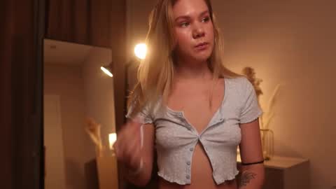 Annie online show from 02-13-25, 01:19