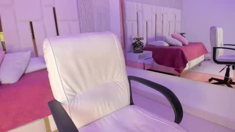 Rousse  online show from 12-22-25, 07:33