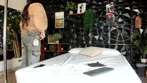 Snapshot of _valentina_69 chatting on 10-17-25, 02:19 _valentina_69 online show from 10-17-25, 02:19