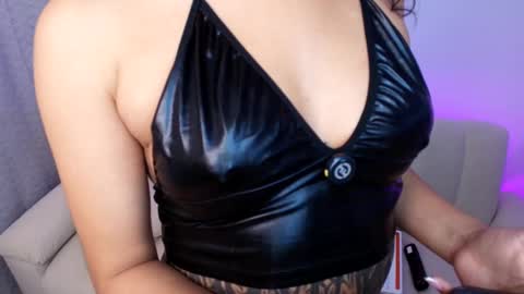 Snapshot of _velka_ chatting on 12-17-25, 02:28 _velka_ online show from 12-17-25, 02:28