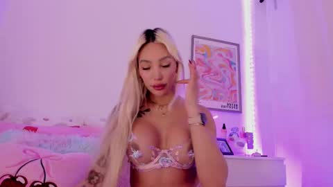 Snapshot of _viioletweekend_ chatting on 02-21-25, 05:20 online show from 02-21-25, 05:20