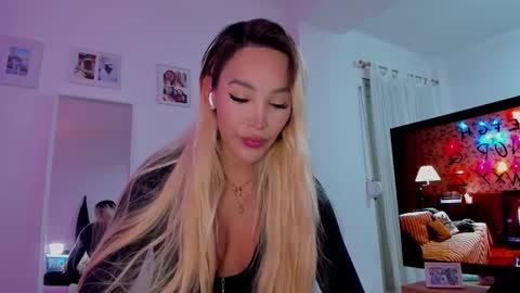 Snapshot of _viioletweekend_ chatting on 12-16-25, 08:47 online show from 12-16-25, 08:47