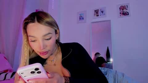 Snapshot of _viioletweekend_ chatting on 01-10-26, 07:26 online show from 01-10-26, 07:26