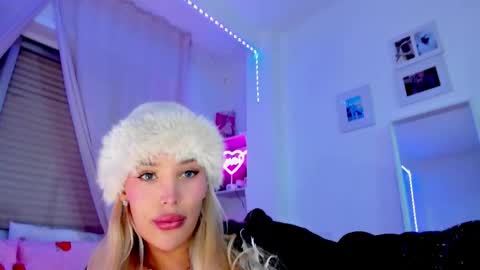 Snapshot of _viioletweekend_ chatting on 02-14-26, 08:16 online show from 02-14-26, 08:16