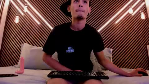 Snapshot of _white_fox_ chatting on 02-19-25, 07:39 white fox online show from 02-19-25, 07:39