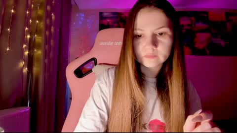 Snapshot of _witch__ chatting on 01-19-25, 08:18 Enni online show from 01-19-25, 08:18