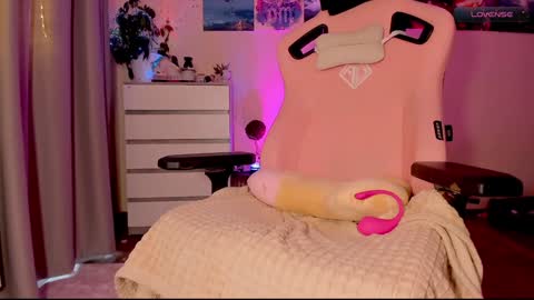 Snapshot of _witch__ chatting on 02-07-25, 01:53 Enni online show from 02-07-25, 01:53