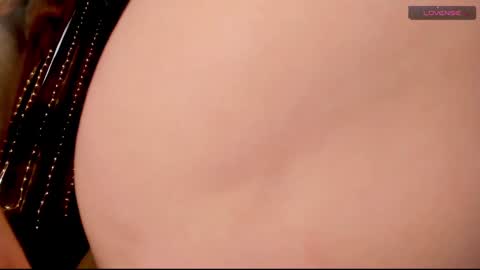 Snapshot of _witch__ chatting on 02-08-25, 01:44 Enni online show from 02-08-25, 01:44