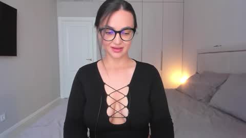 Snapshot of _worlin_ chatting on 09-28-25, 10:53 Nika online show from 09-28-25, 10:53