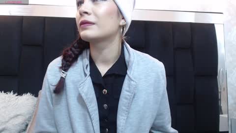 Yuyi online show from 01-27-25, 11:11