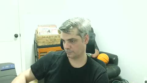 Snapshot of _zeus____ chatting on 12-18-25, 01:22 Zeus online show from 12-18-25, 01:22