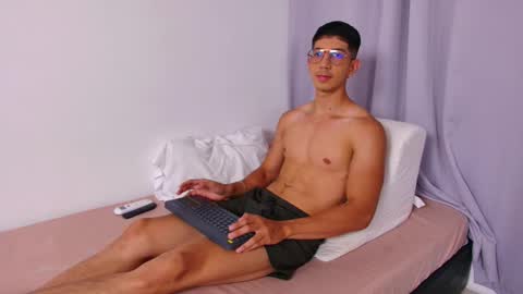 Snapshot of aa_xel chatting on 10-15-25, 02:01 Axel online show from 10-15-25, 02:01