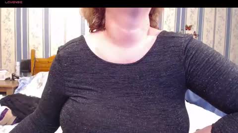 Snapshot of aamarillis chatting on 06-18-26, 06:56 NINA online show from 06-18-26, 06:56