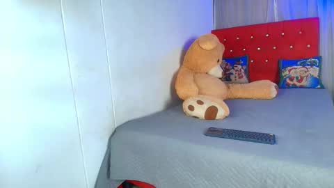 Snapshot of aaron_antonella_mds chatting on 09-21-25, 08:43 Aaron y Antonella online show from 09-21-25, 08:43