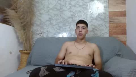 Snapshot of aaron_antonella_mds chatting on 10-19-25, 08:42 Aaron y Antonella online show from 10-19-25, 08:42