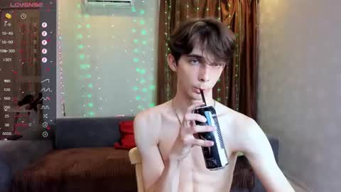 Snapshot of aaron_bang chatting on 06-18-26, 06:12 Aaron Bang online show from 06-18-26, 06:12