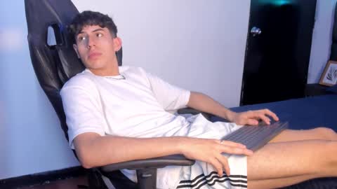 Aron online show from 10-21-25, 06:52