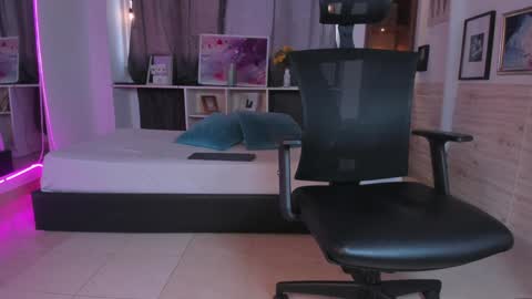 Snapshot of aaron_whitee chatting on 12-23-24, 09:51 Aaron online show from 12-23-24, 09:51