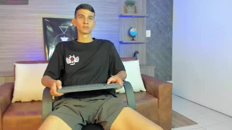 Snapshot of aaron_whitee chatting on 01-06-26, 07:50 Aaron online show from 01-06-26, 07:50