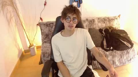 Snapshot of aaronbeer_ chatting on 02-04-26, 01:39 Aaron online show from 02-04-26, 01:39