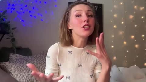 Snapshot of abbienextdoor chatting on 12-18-25, 03:18 Abbie online show from 12-18-25, 03:18