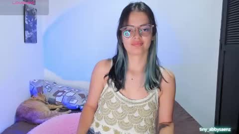 Snapshot of abby_saenz01 chatting on 09-29-25, 06:46 Abby Saenz online show from 09-29-25, 06:46