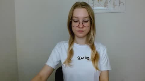 Snapshot of abbymoore__ chatting on 09-26-25, 09:13 Abby Lovense is active online show from 09-26-25, 09:13