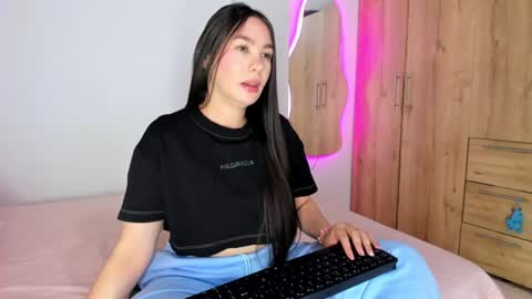 Snapshot of abbyquinn__ chatting on 06-25-26, 07:13 Abby online show from 06-25-26, 07:13