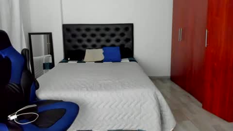 Independence model AbelAsburgo online show from 12-28-24, 05:23