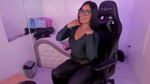 Snapshot of abril__ws chatting on 09-22-25, 01:35 Abril online show from 09-22-25, 01:35