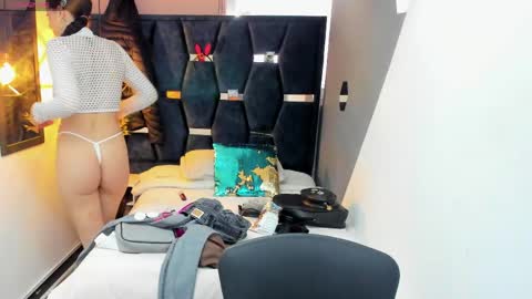 Snapshot of abril_fox__ chatting on 04-15-26, 09:04 Abril Fox online show from 04-15-26, 09:04