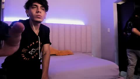 Snapshot of abrilandjulian chatting on 05-07-26, 11:59 Abril and Julian online show from 05-07-26, 11:59