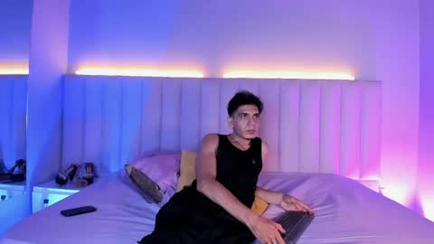 Snapshot of abrilandjulian chatting on 06-03-26, 11:57 Abril and Julian online show from 06-03-26, 11:57